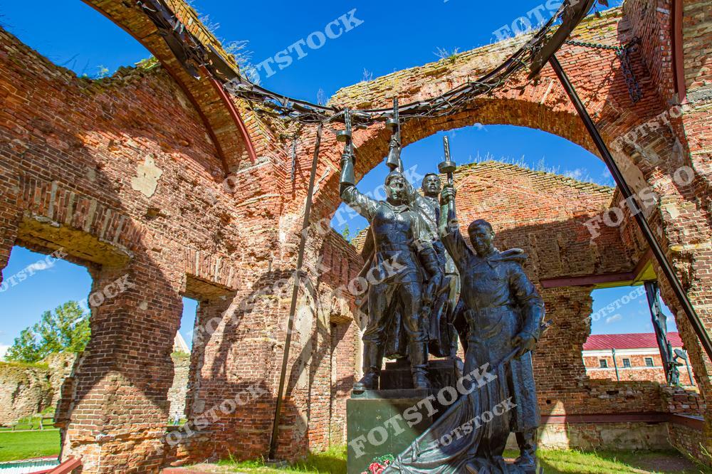 На фотографии изображена скульптура защитников крепости Орешек, расположенной в Шлиссельбурге, которая стала символом героизма в годы Второй мировой войны. Памятник установлен в разрушенном здании крепости, напоминая о трагических событиях и стойкости защитников. Этот памятник является важной частью мемориала, посвященного истории Великой Отечественной войны, и отражает силу и мужество тех, кто защищал крепость.